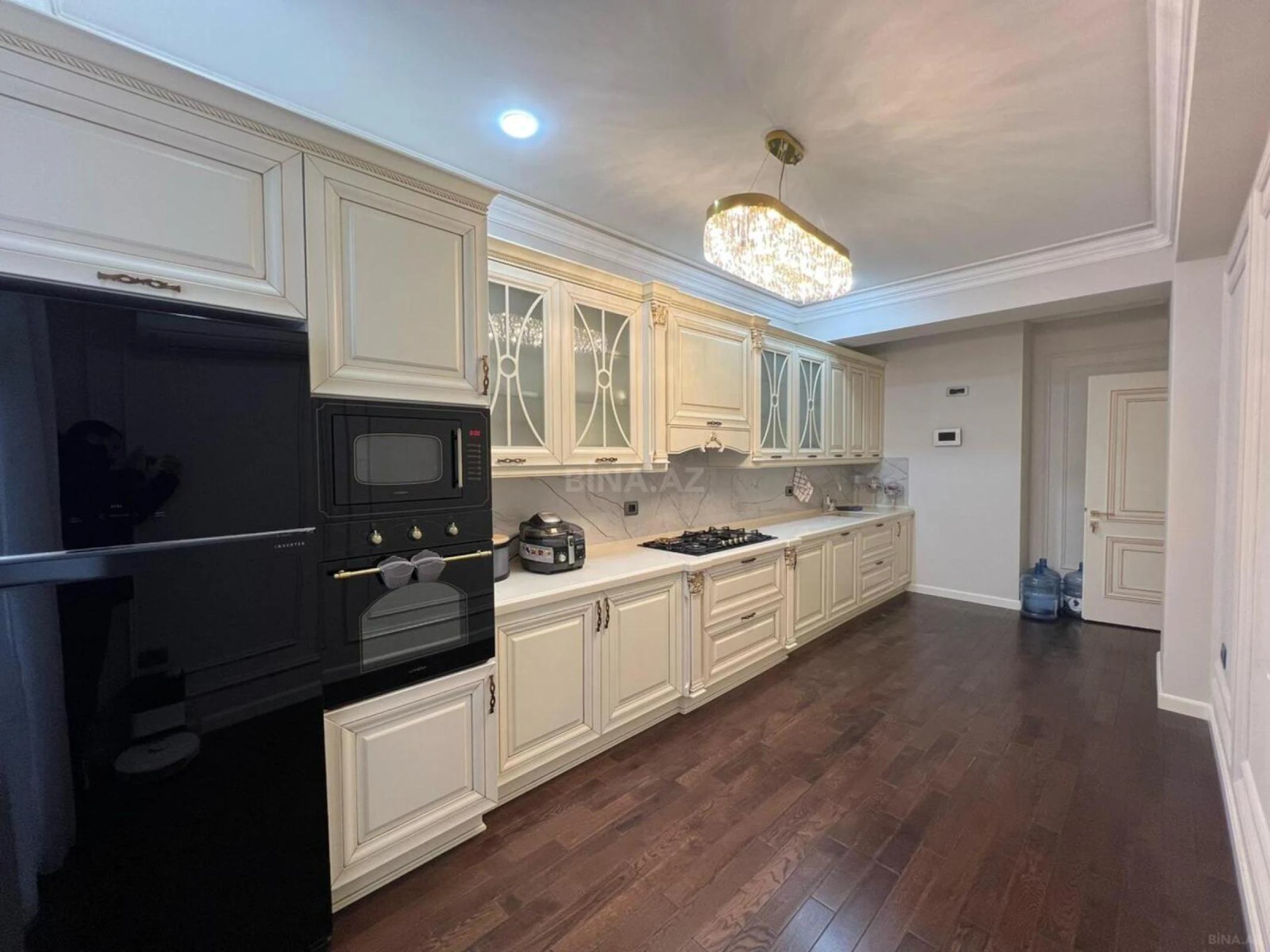 Satılır 4 otaqlı mənzil 180 m²