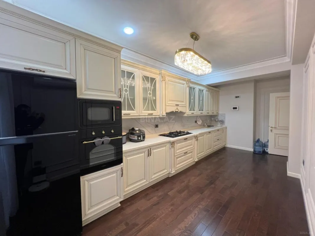 Satılır 4 otaqlı mənzil 180 m²