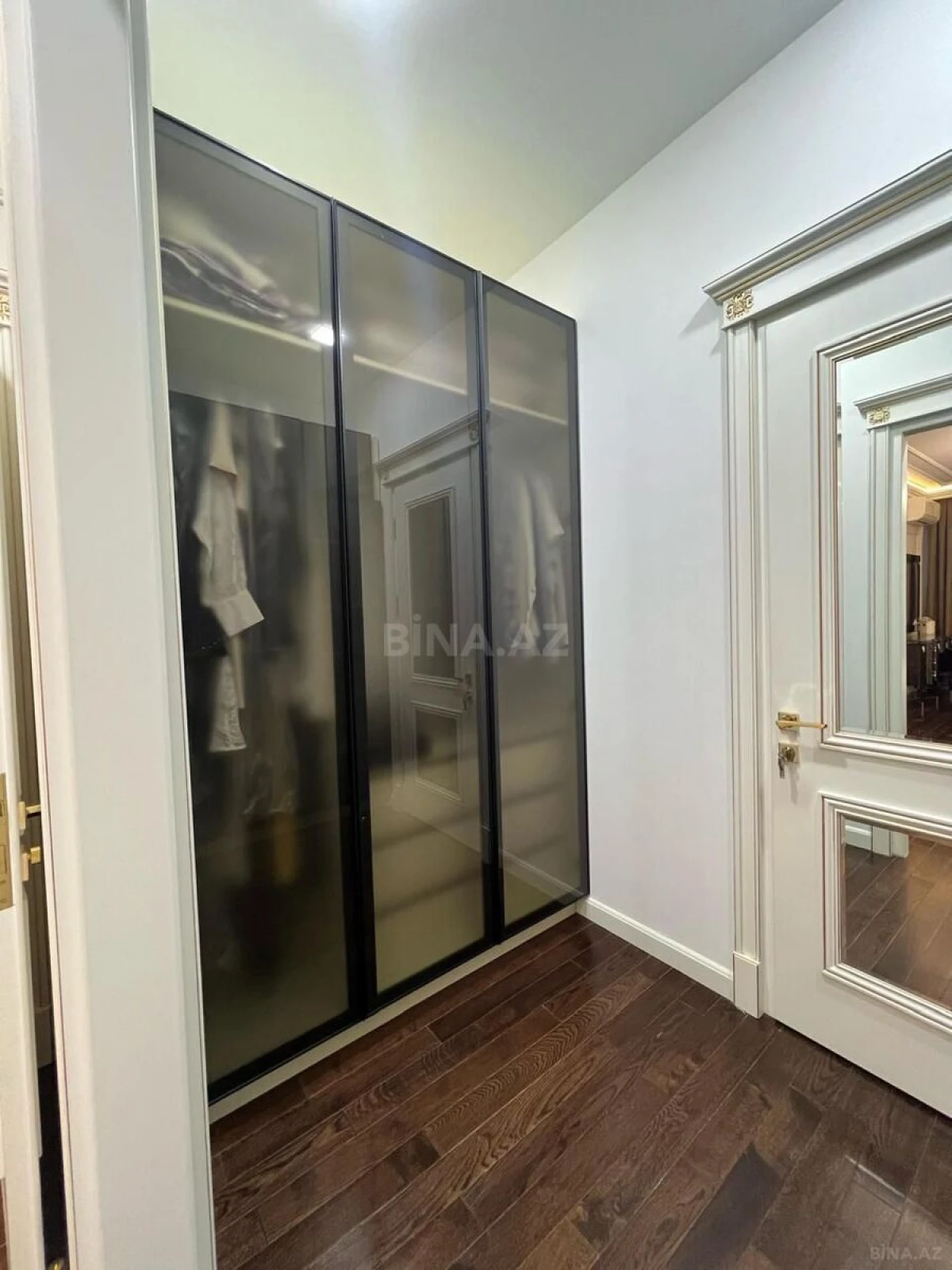 Satılır 4 otaqlı mənzil 180 m²