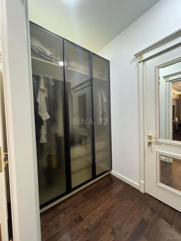 Satılır 4 otaqlı mənzil 180 m²