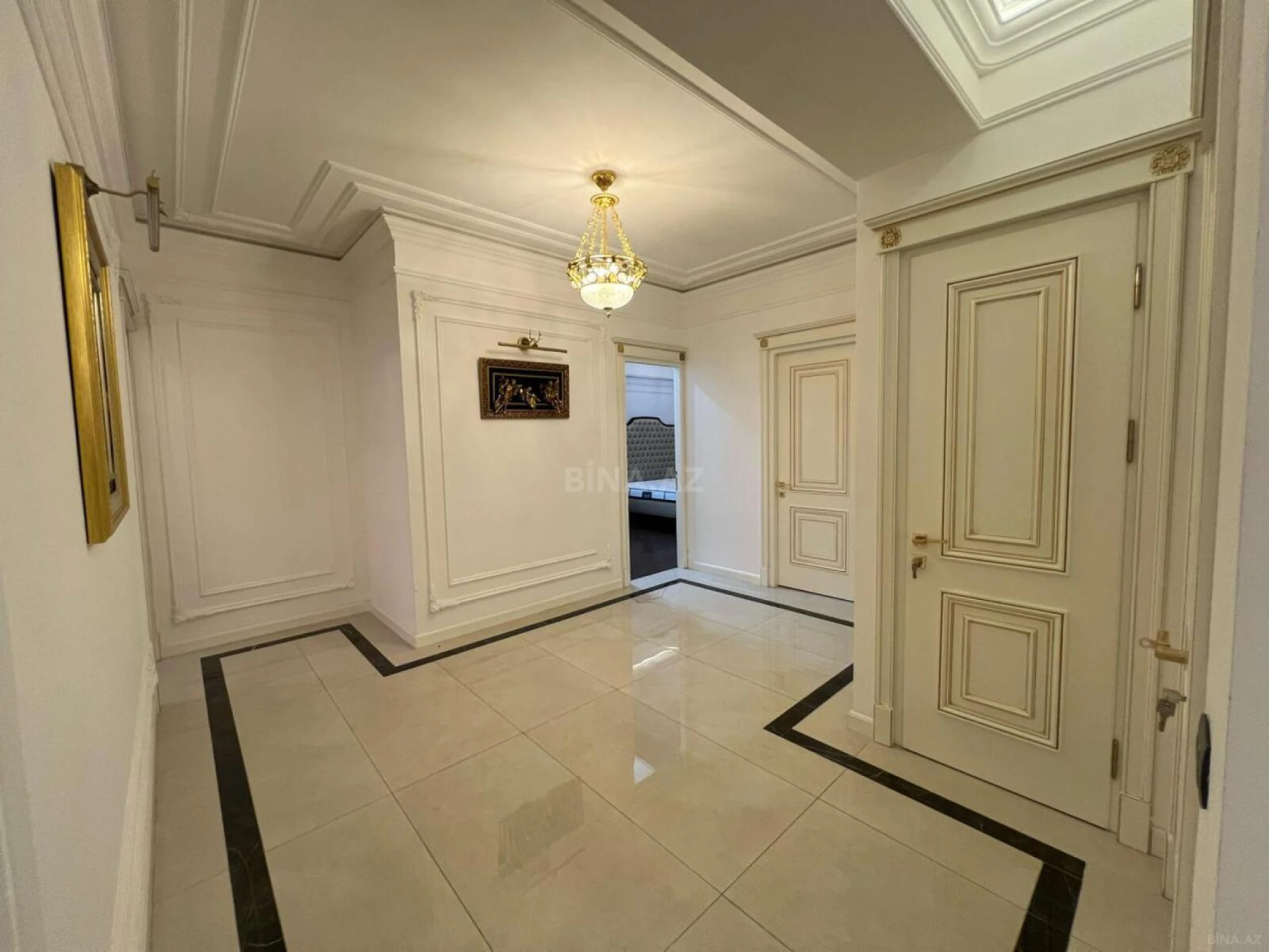 Satılır 4 otaqlı mənzil 180 m²