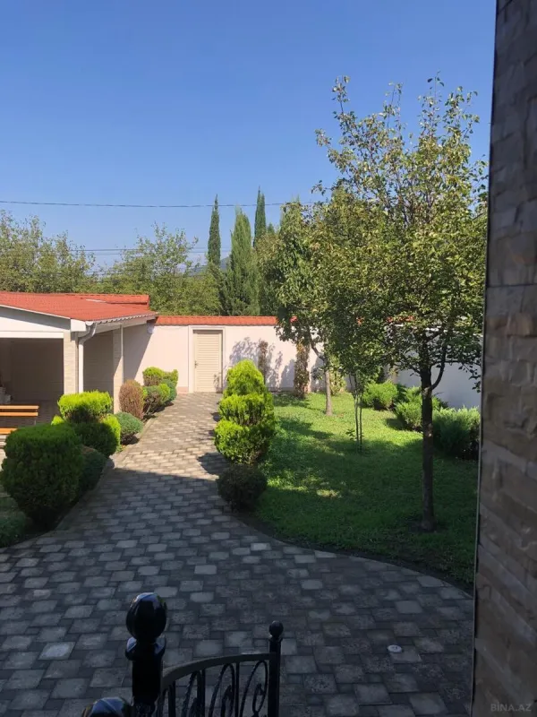 Satılır 8 otaqlı həyət evi 368 m²
