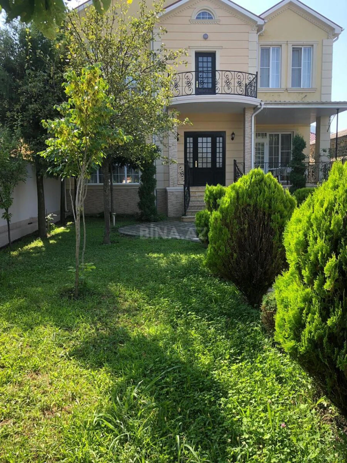 Satılır 8 otaqlı həyət evi 368 m²