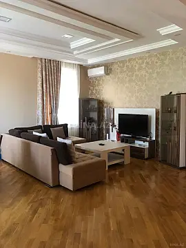 Satılır 8 otaqlı həyət evi 368 m²