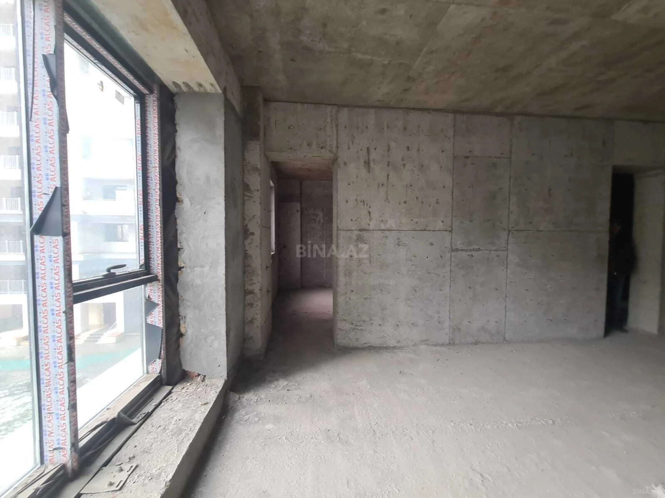 Satılır 4 otaqlı mənzil 232 m²