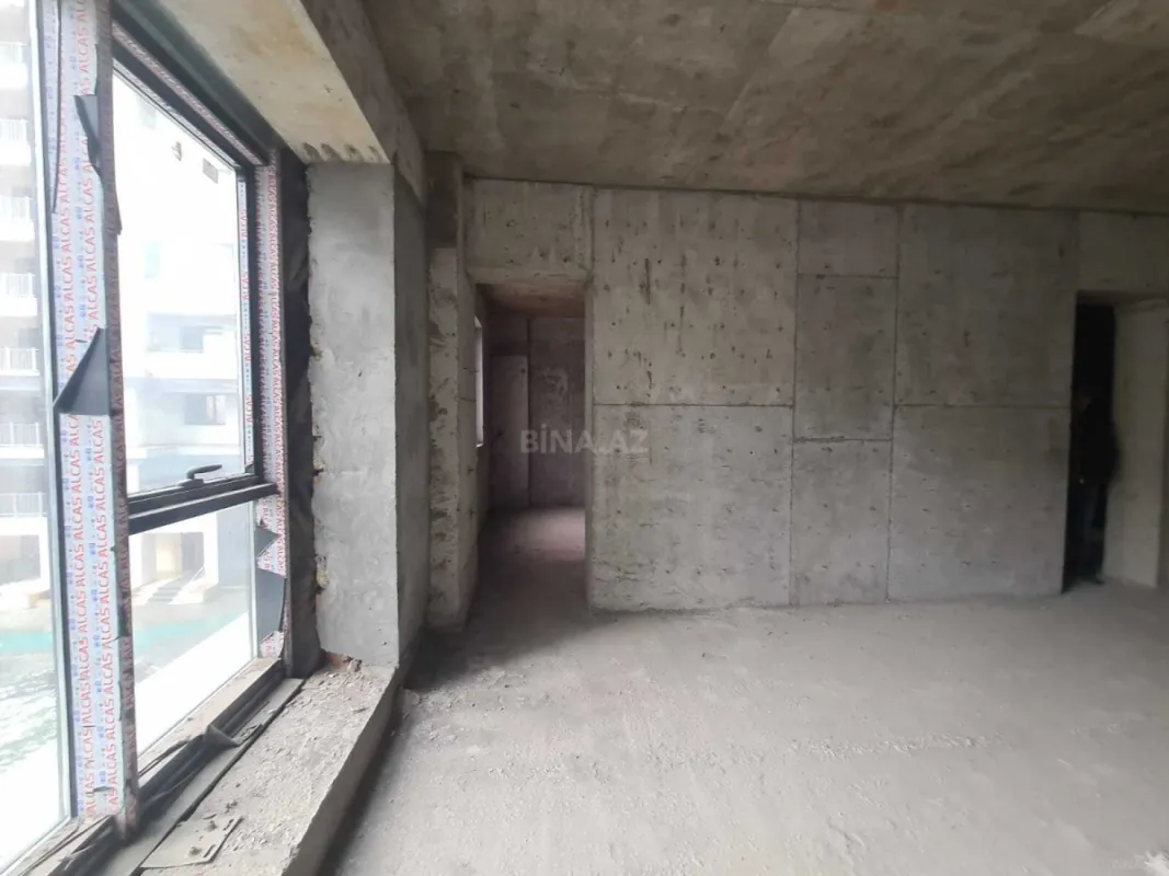 Satılır 4 otaqlı mənzil 232 m²