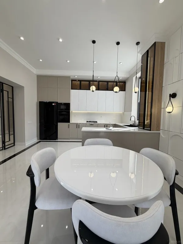 Satılır 6 otaqlı həyət evi 450 m²