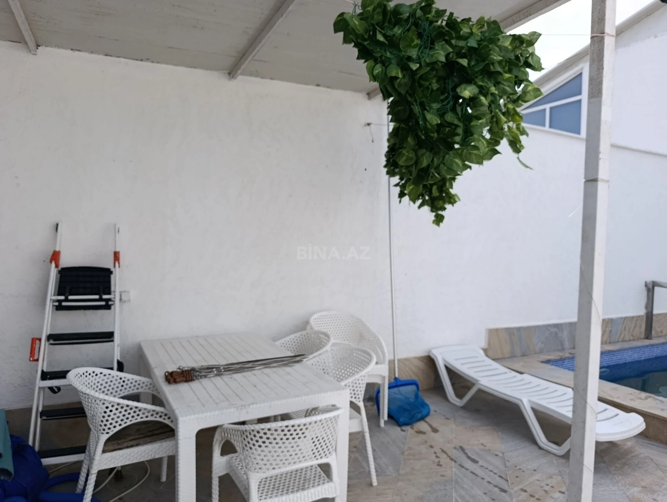 Satılır 8 otaqlı həyət evi 200 m²