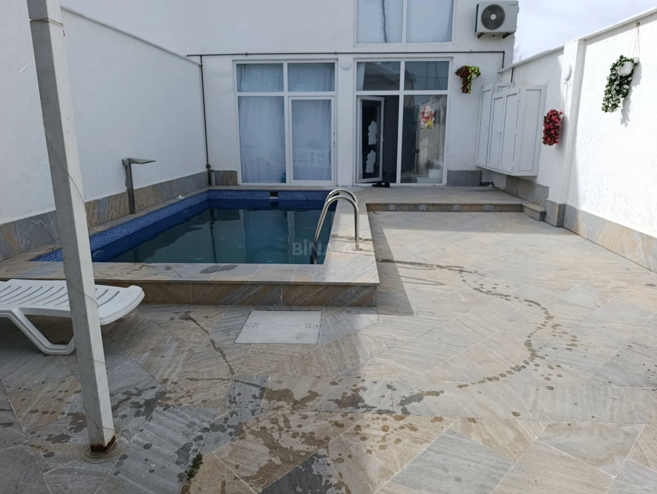 Satılır 8 otaqlı həyət evi 200 m²