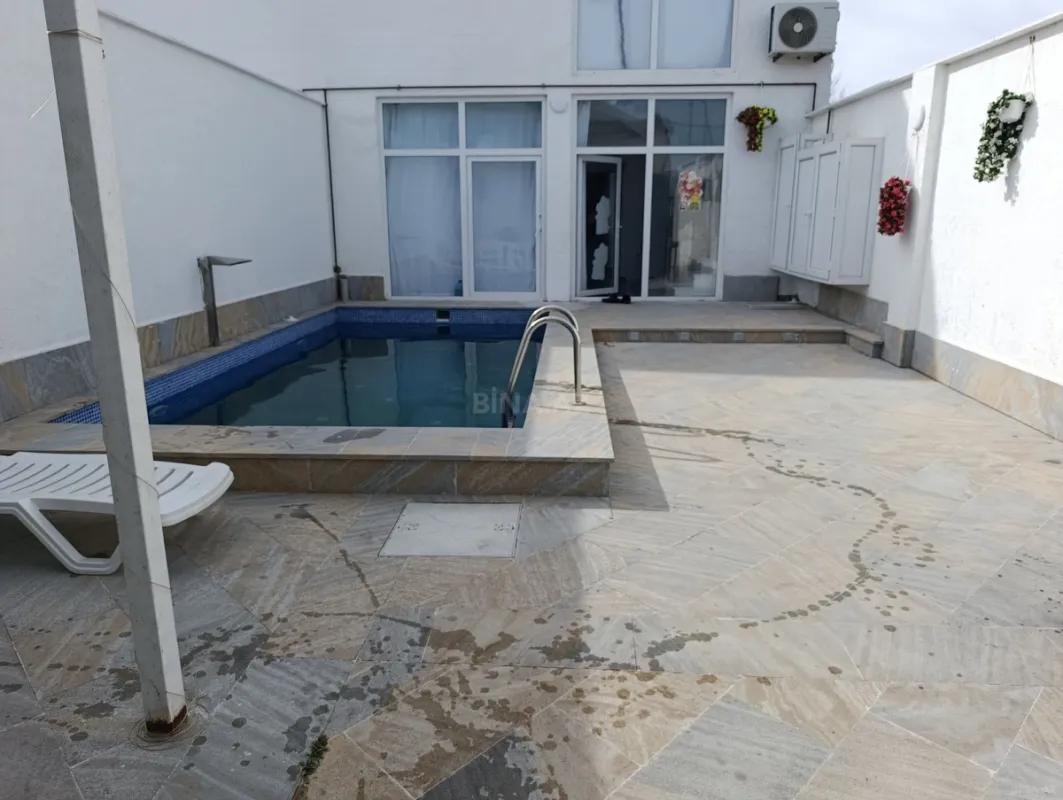 Satılır 8 otaqlı həyət evi 200 m²