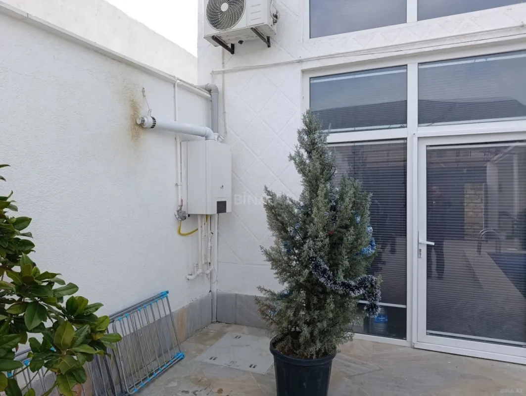 Satılır 8 otaqlı həyət evi 200 m²