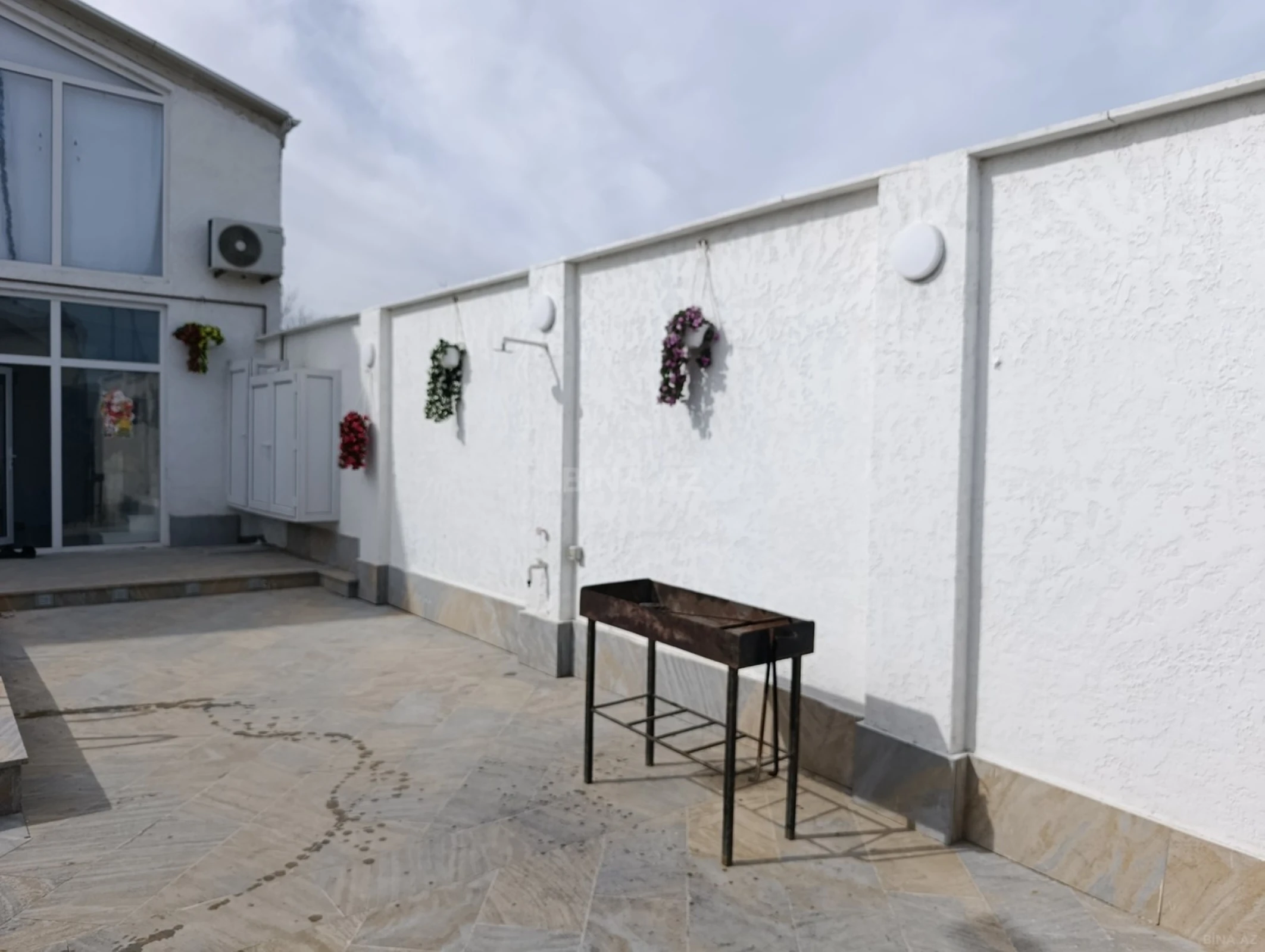 Satılır 8 otaqlı həyət evi 200 m²