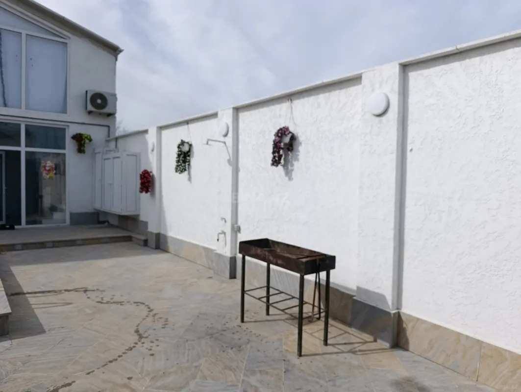 Satılır 8 otaqlı həyət evi 200 m²