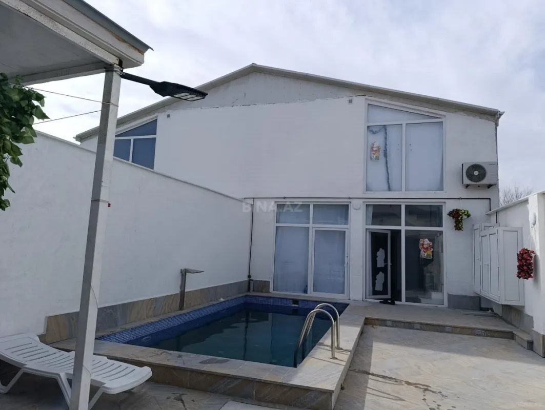 Satılır 8 otaqlı həyət evi 200 m²