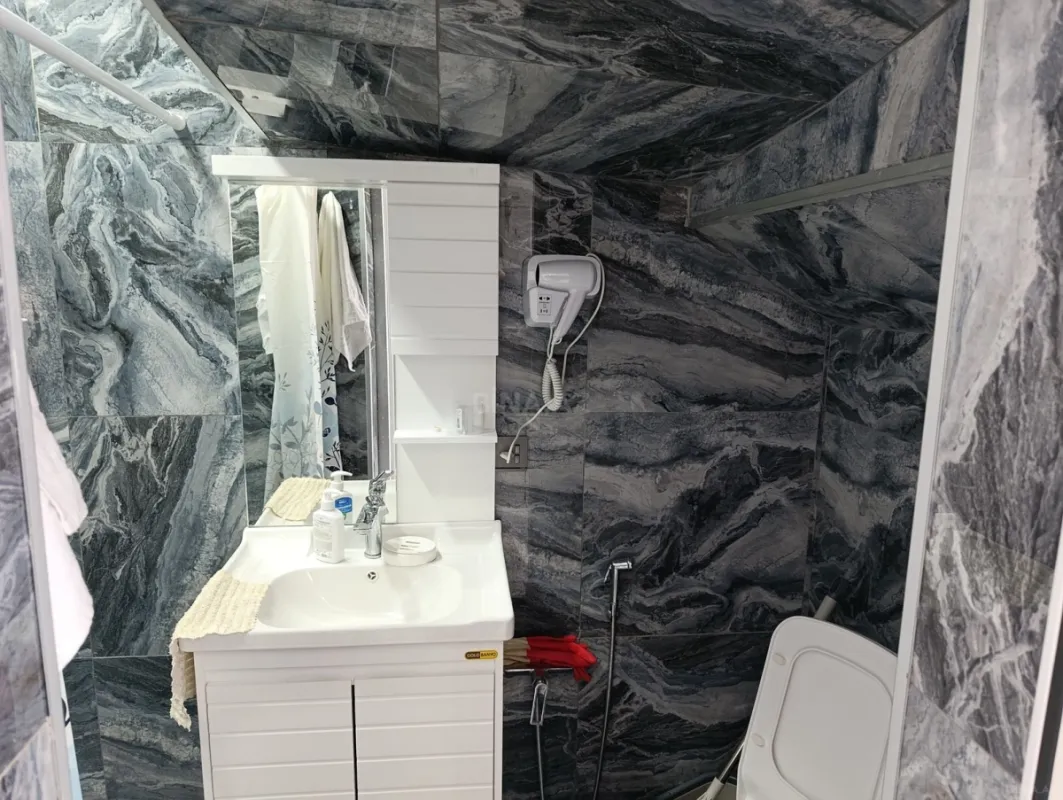 Satılır 8 otaqlı həyət evi 200 m²