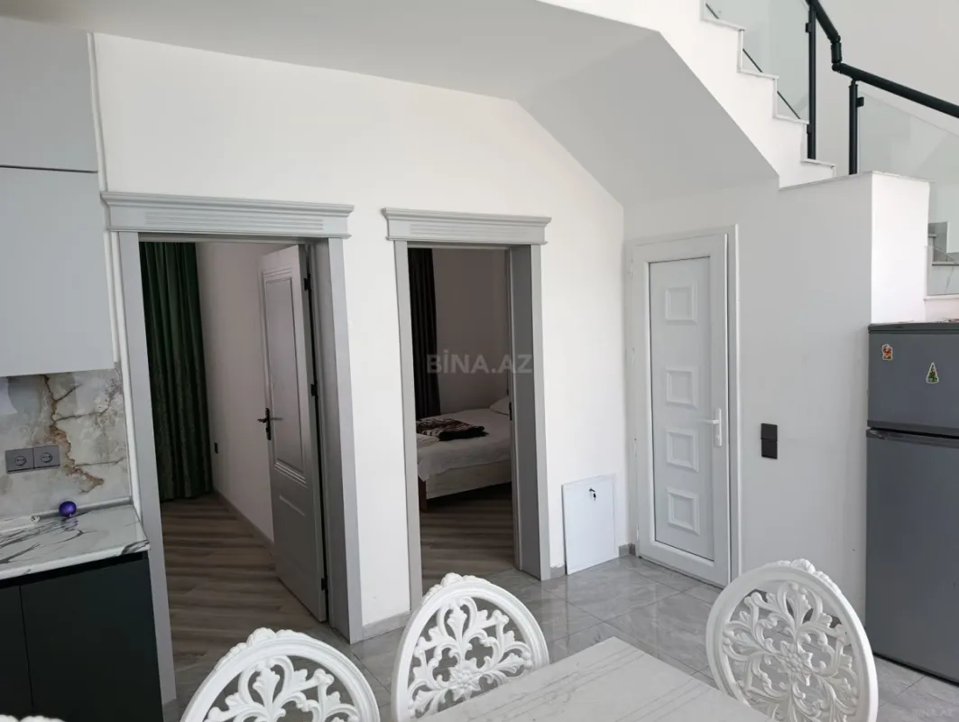 Satılır 8 otaqlı həyət evi 200 m²