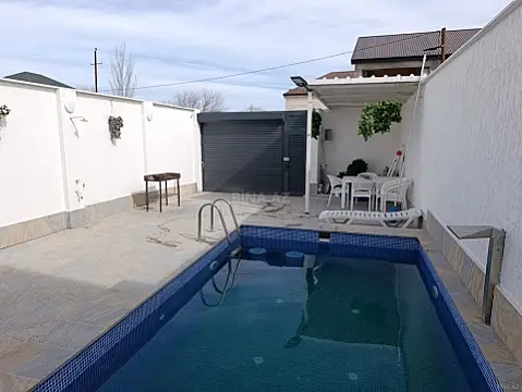 Satılır 8 otaqlı həyət evi 200 m²