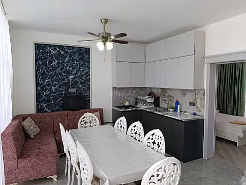 Satılır 8 otaqlı həyət evi 200 m²
