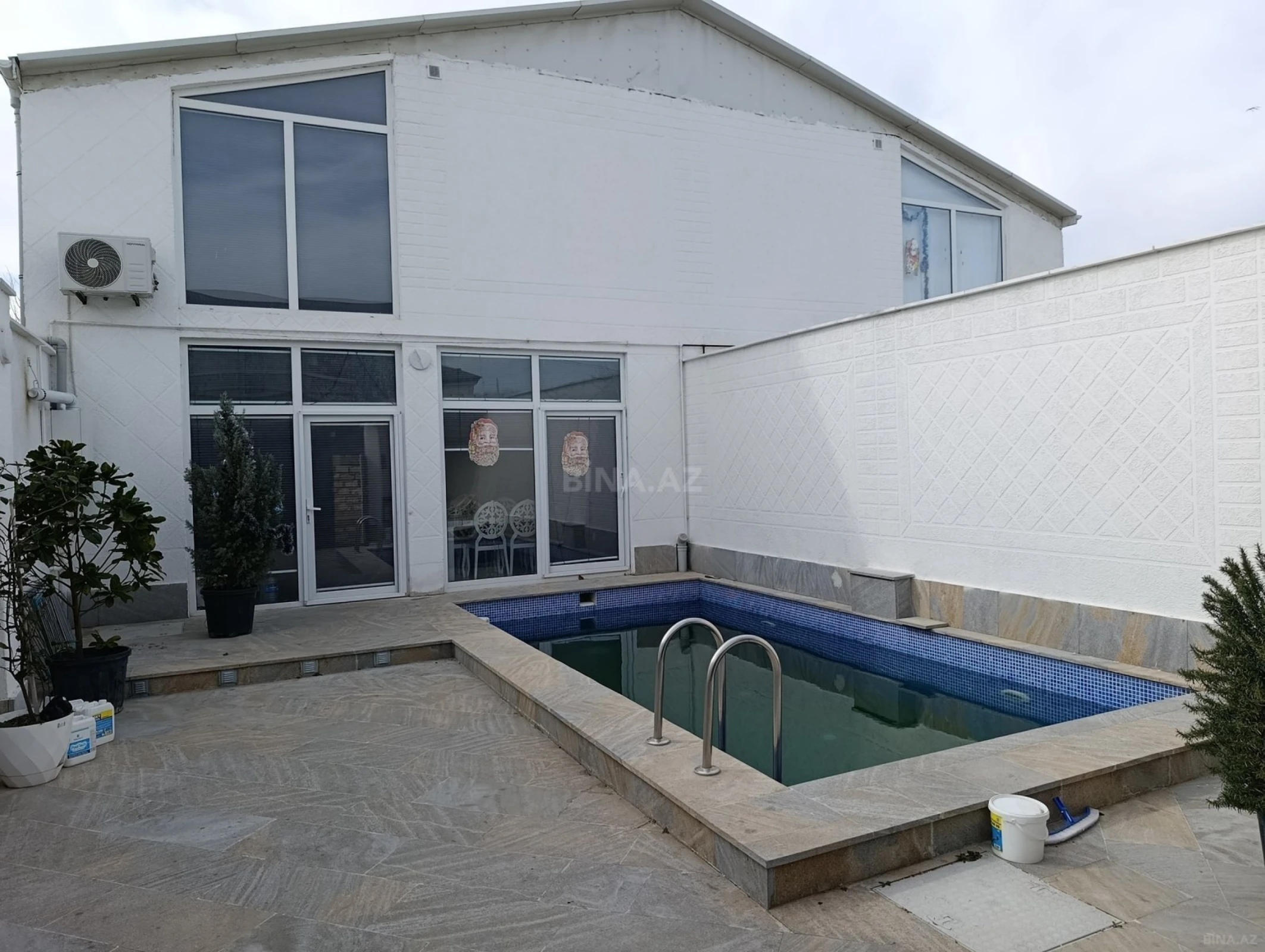 Satılır 8 otaqlı həyət evi 200 m²