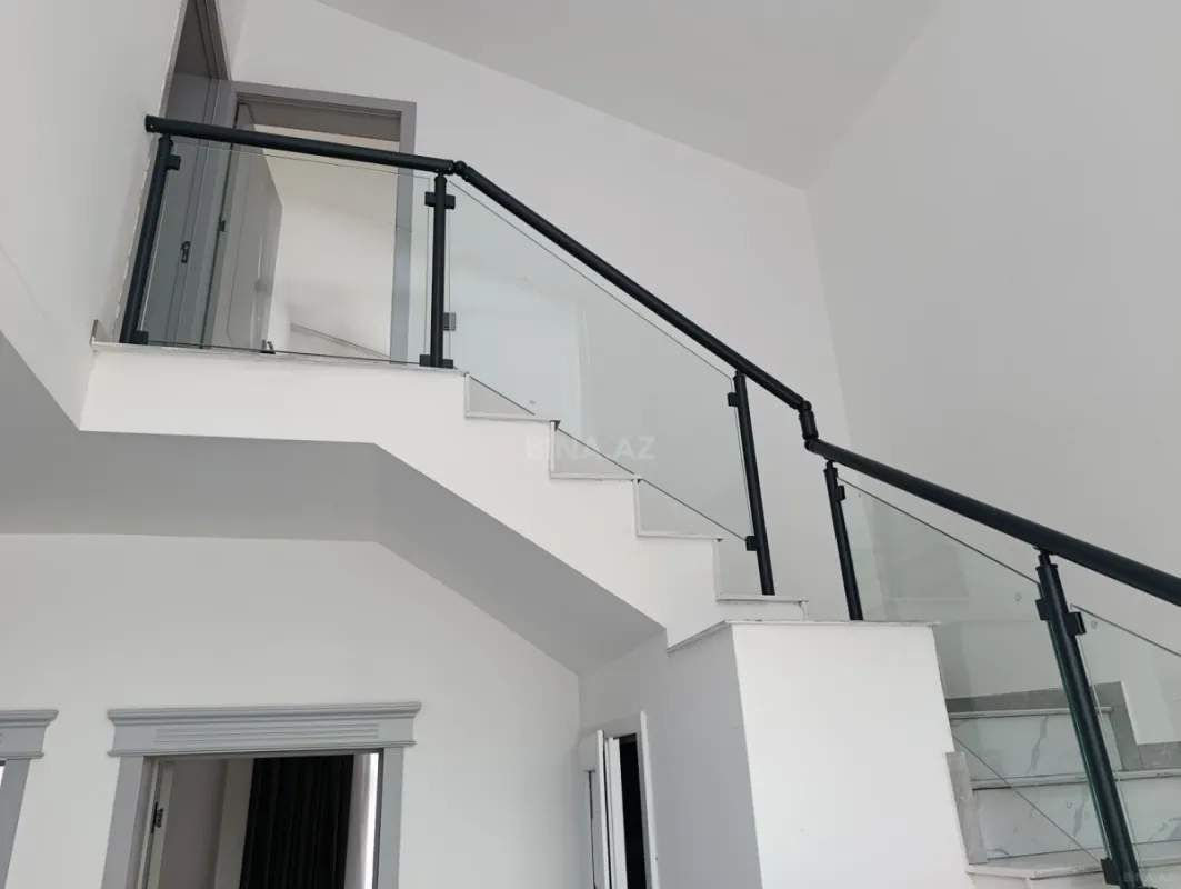 Satılır 8 otaqlı həyət evi 200 m²