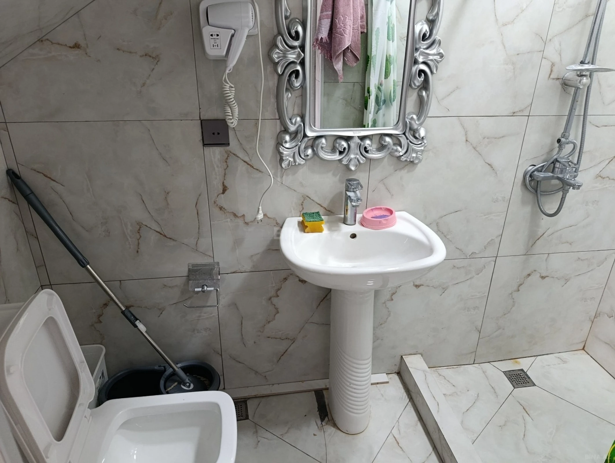 Satılır 8 otaqlı həyət evi 200 m²