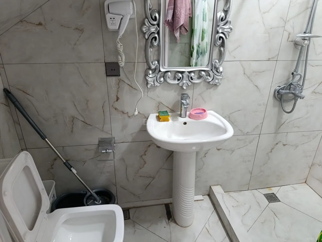 Satılır 8 otaqlı həyət evi 200 m²