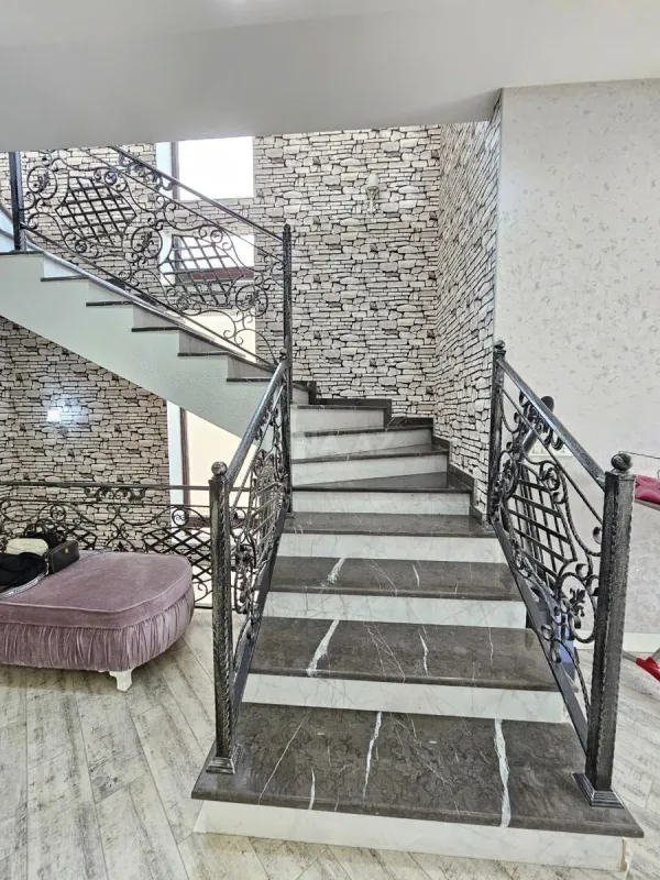 Satılır 5 otaqlı həyət evi 350 m²
