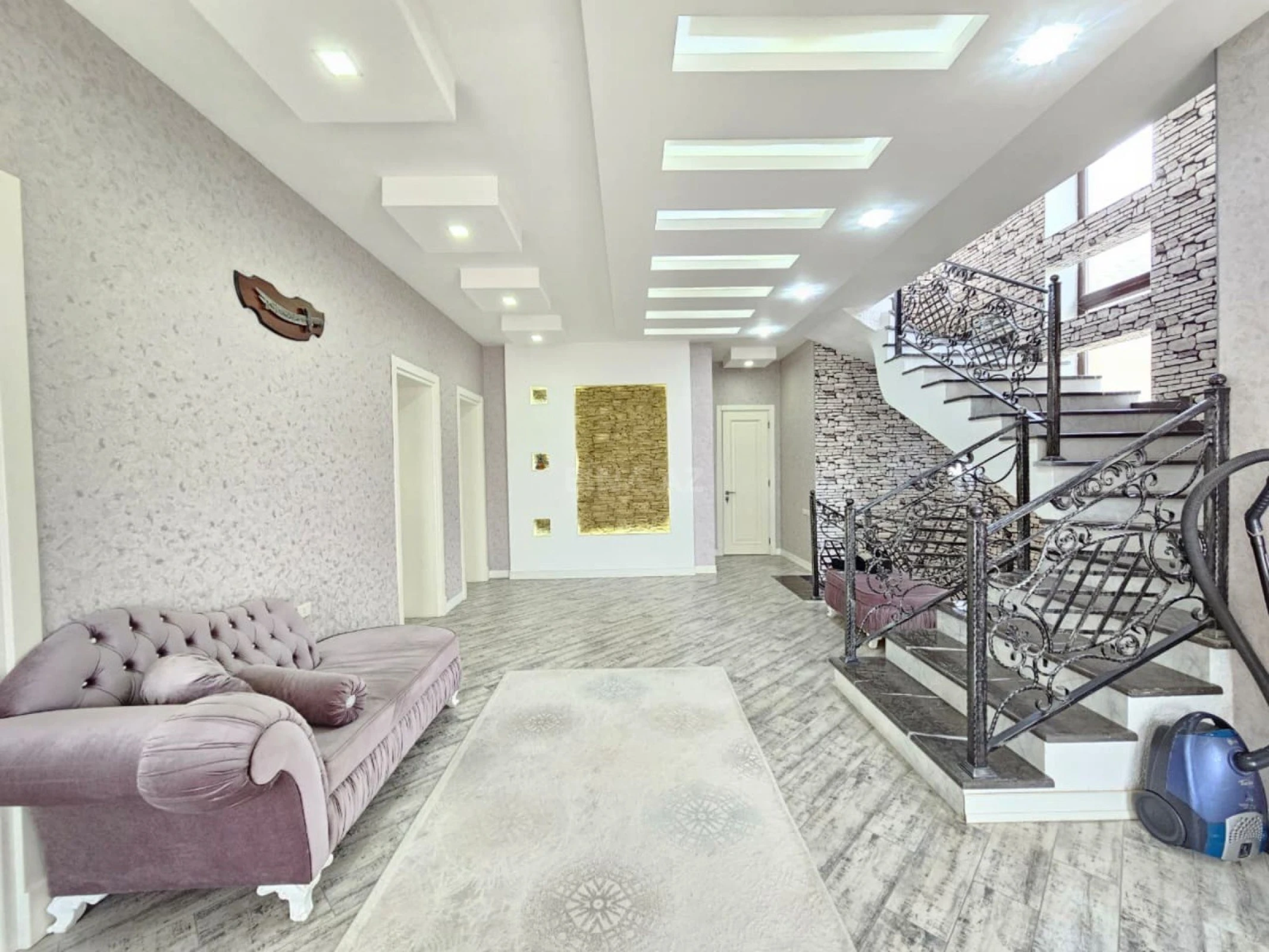 Satılır 5 otaqlı həyət evi 350 m²