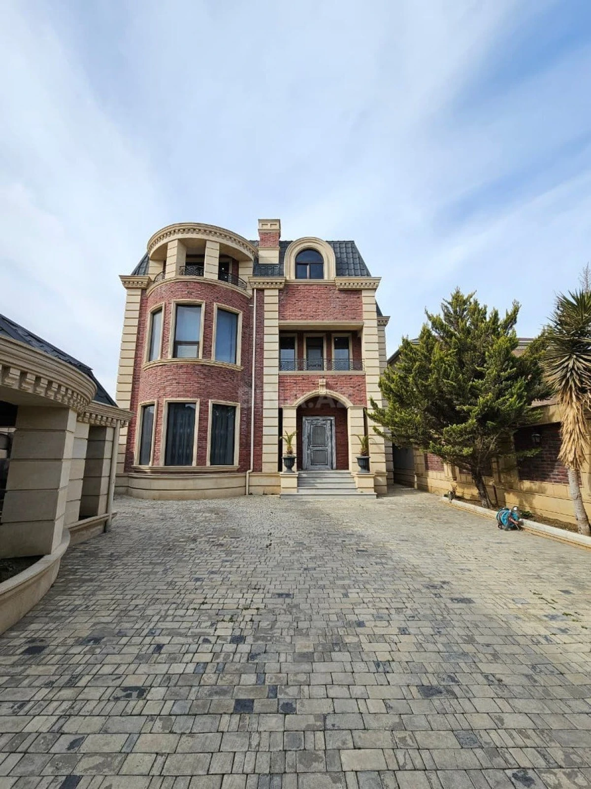 Satılır 5 otaqlı həyət evi 350 m²