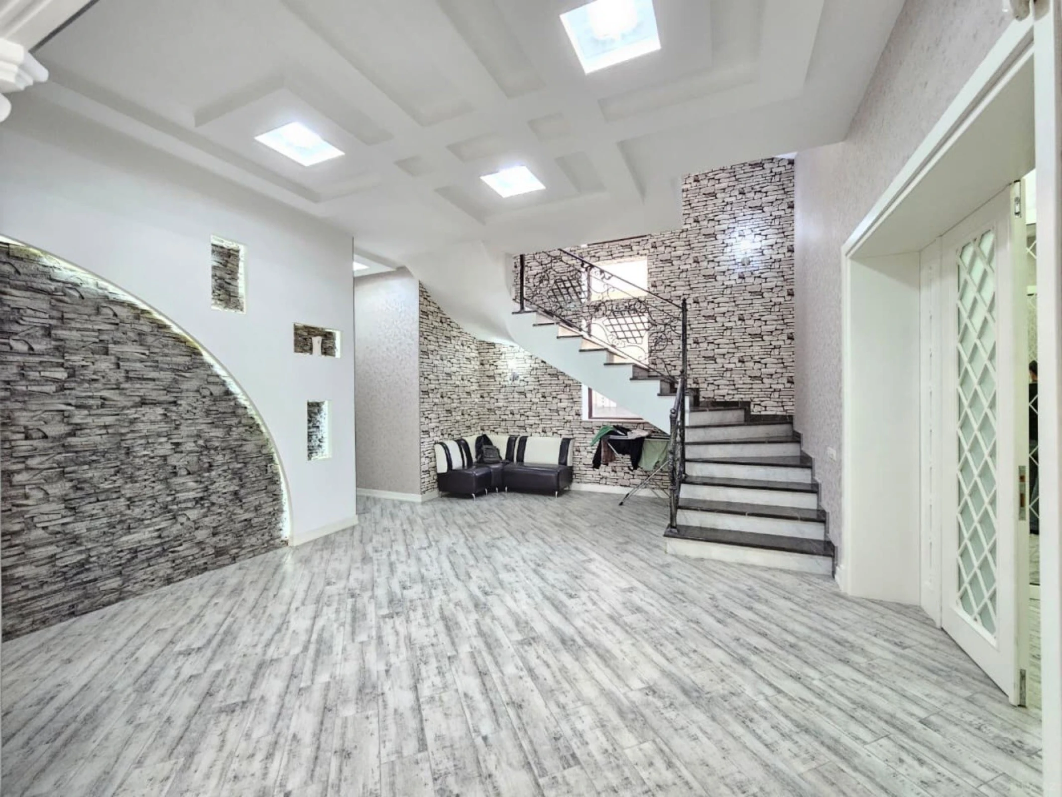 Satılır 5 otaqlı həyət evi 350 m²