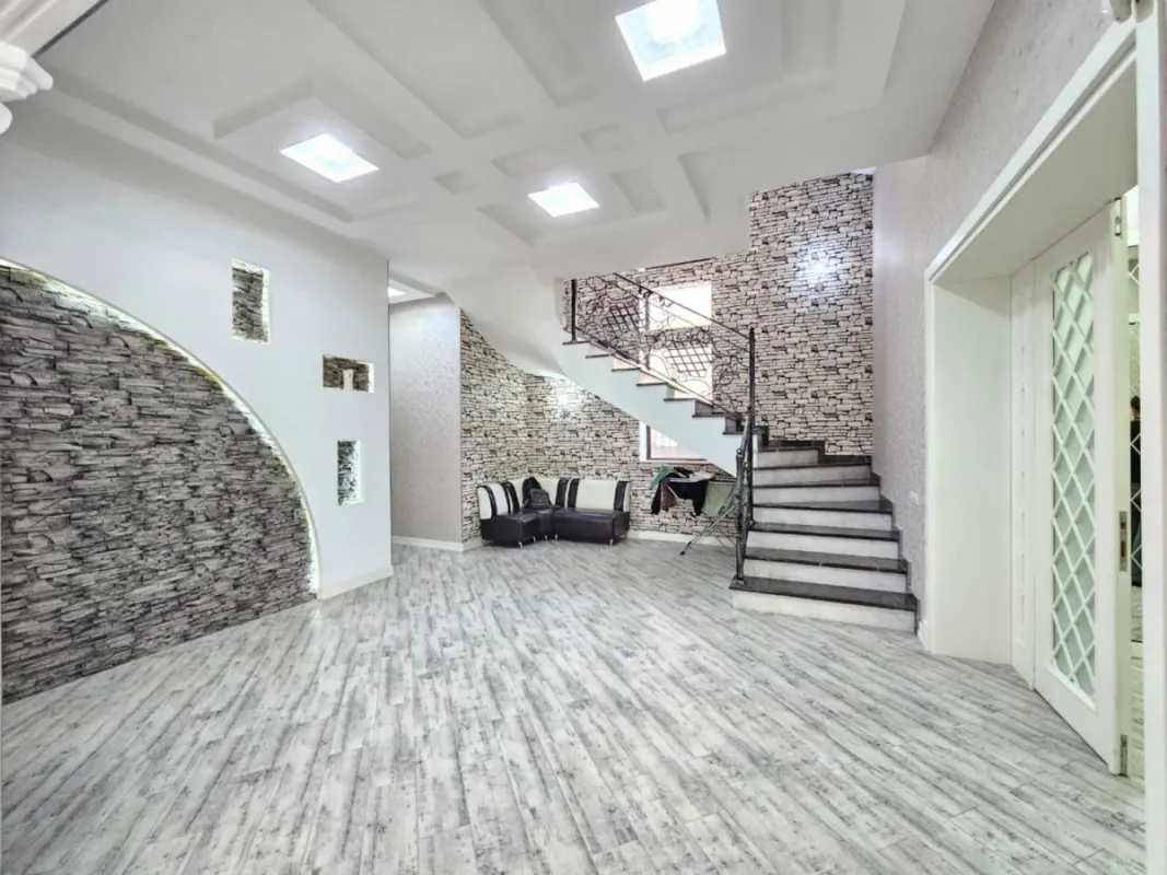 Satılır 5 otaqlı həyət evi 350 m²