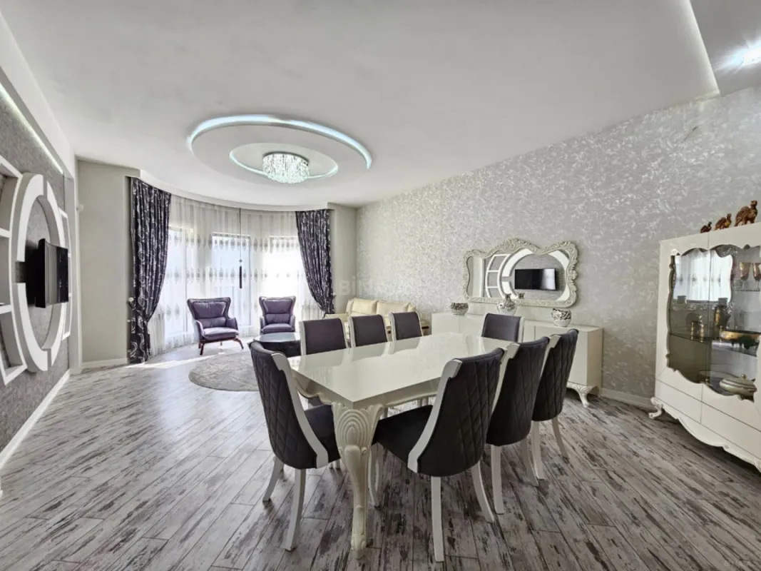 Satılır 5 otaqlı həyət evi 350 m²