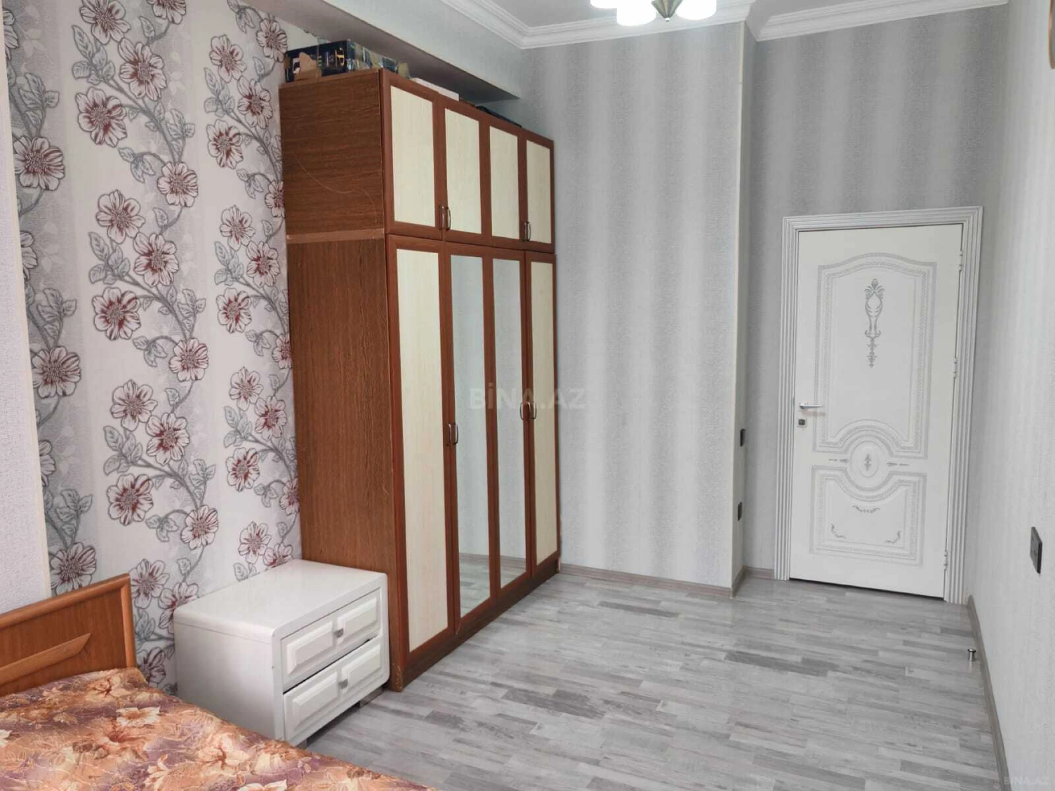 Satılır 4 otaqlı mənzil 117 m²