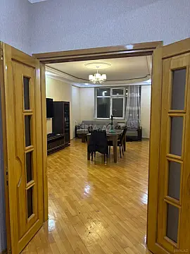 Kirayə verilir 3 otaqlı mənzil 140 m²