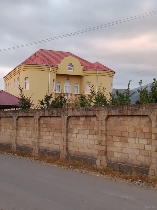 Satılır 8 otaqlı həyət evi 280 m²