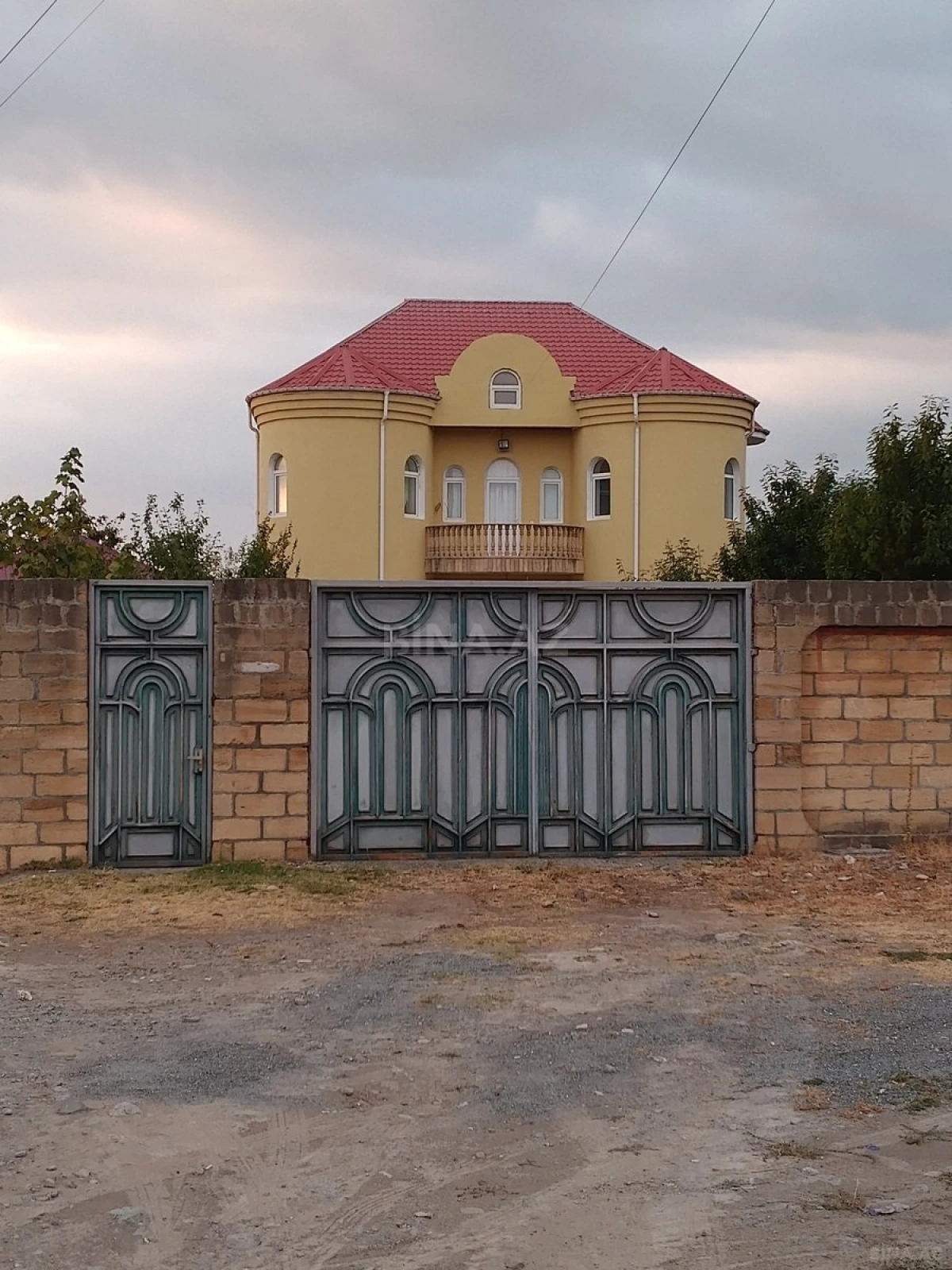 Satılır 8 otaqlı həyət evi 280 m²