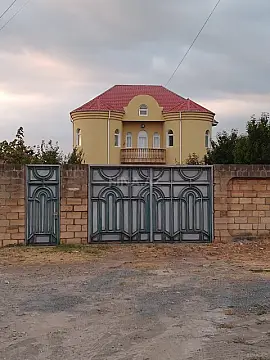 Satılır 8 otaqlı həyət evi 280 m²