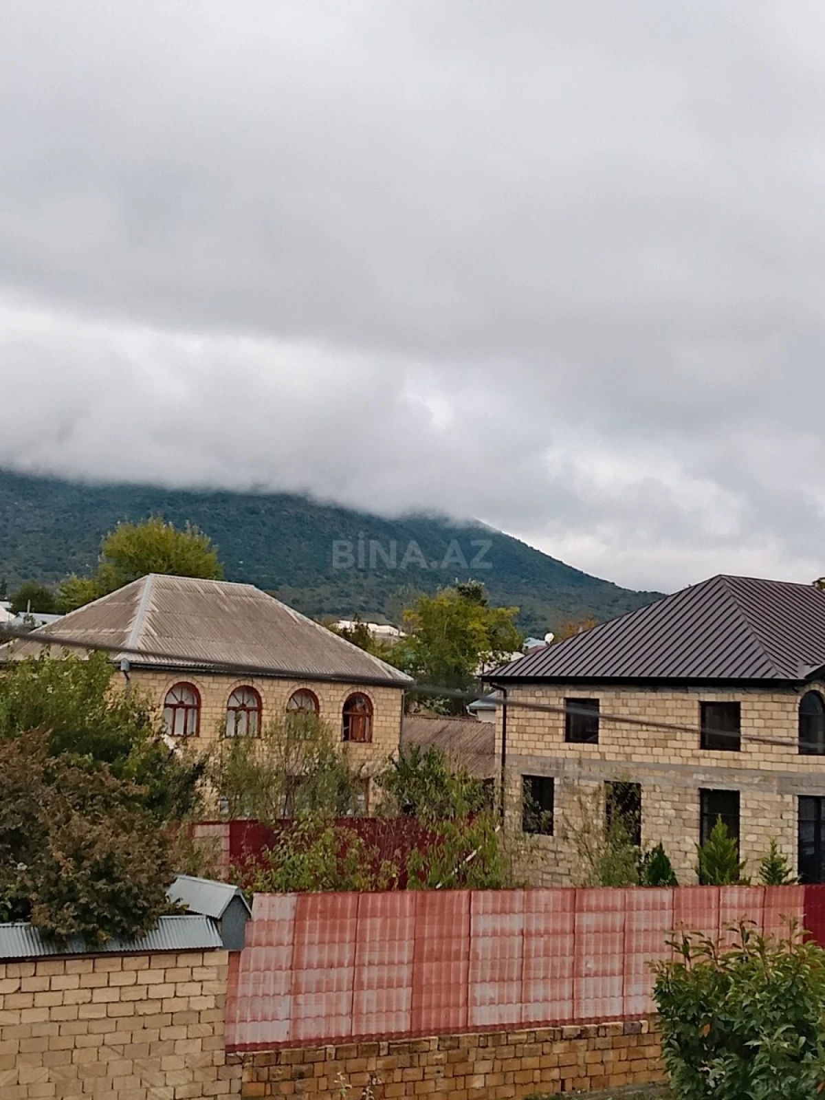 Satılır 8 otaqlı həyət evi 280 m²