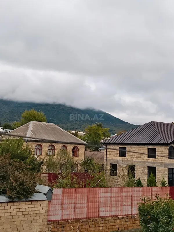 Satılır 8 otaqlı həyət evi 280 m²