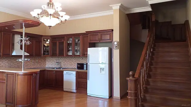 Satılır obyekt 335 m²