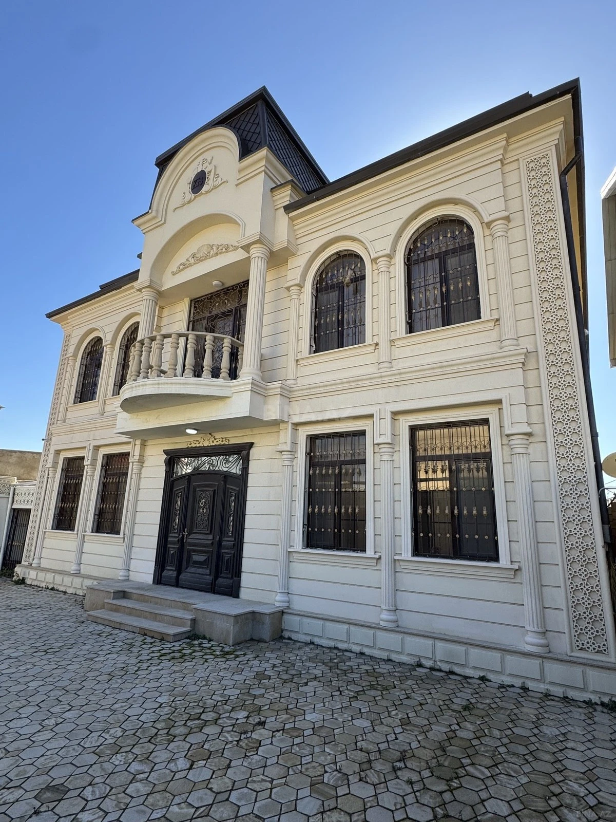 Satılır 7 otaqlı həyət evi 450 m²