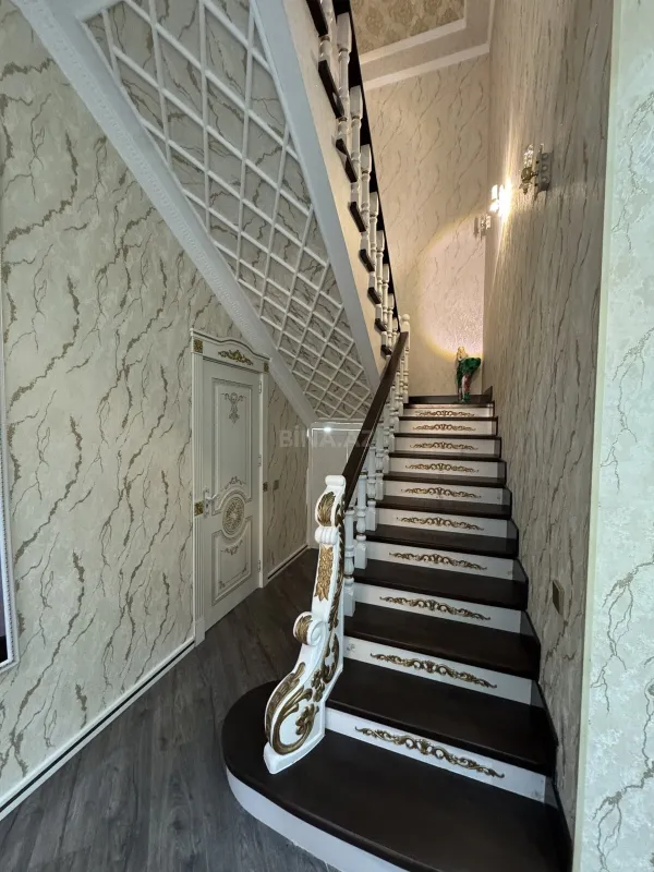 Satılır 7 otaqlı həyət evi 450 m²