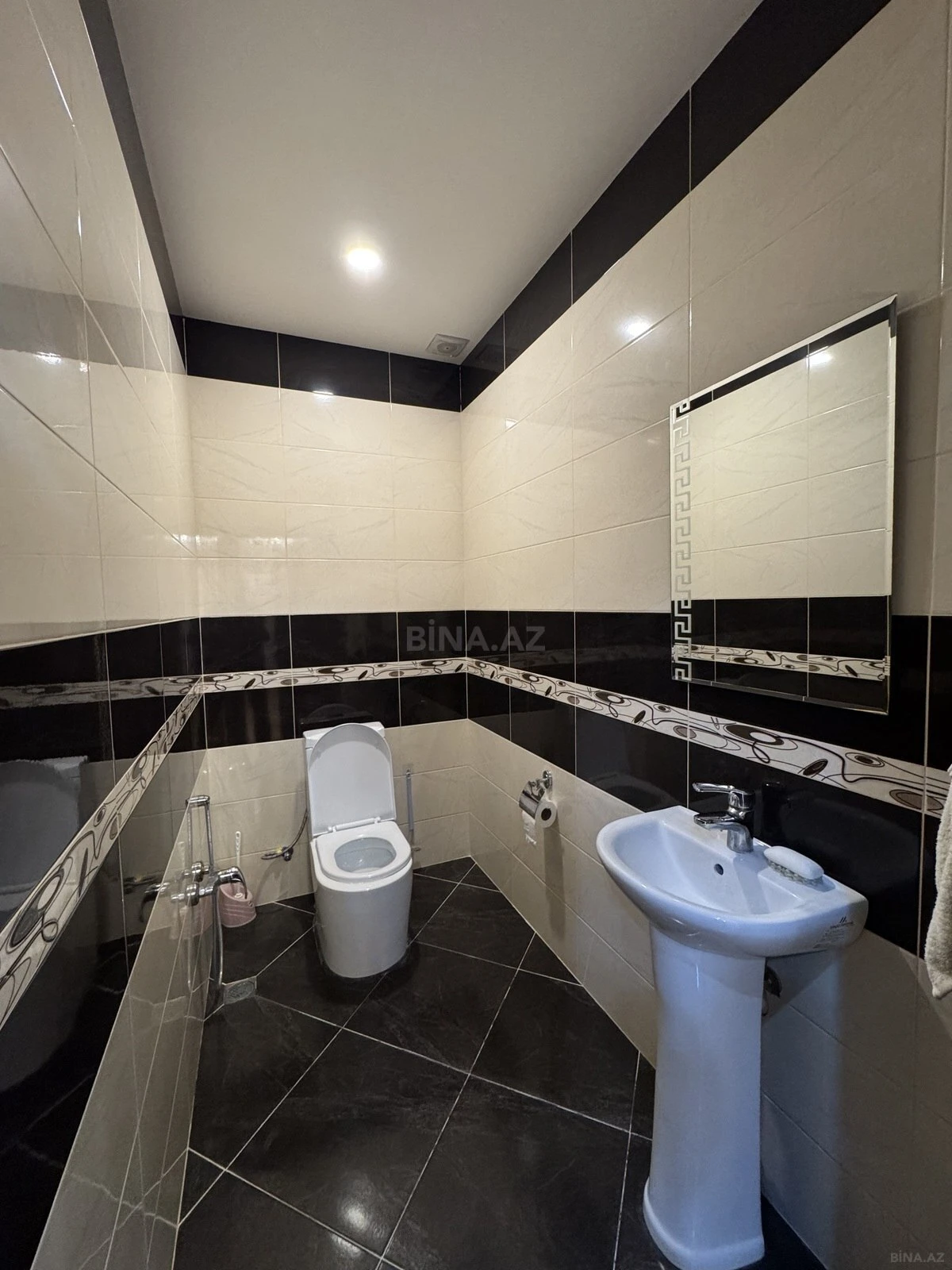 Satılır 3 otaqlı mənzil 104 m²