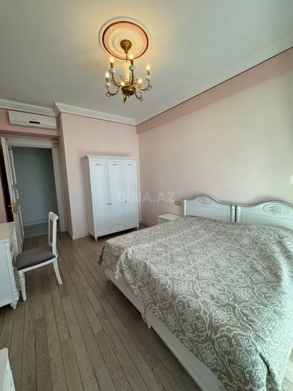 Kirayə verilir 4 otaqlı mənzil 200 m²