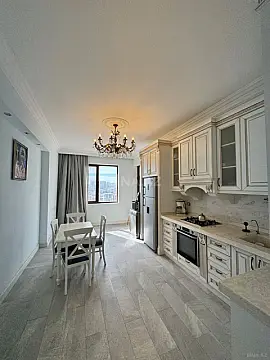 Kirayə verilir 4 otaqlı mənzil 200 m²