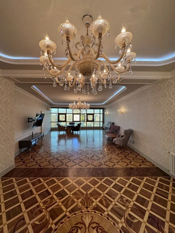 Satılır 4 otaqlı mənzil 285 m²