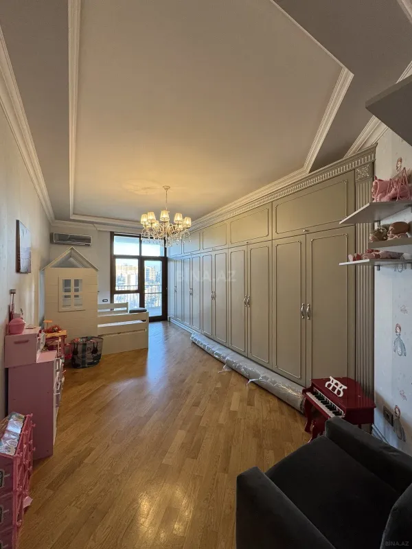 Satılır 4 otaqlı mənzil 285 m²