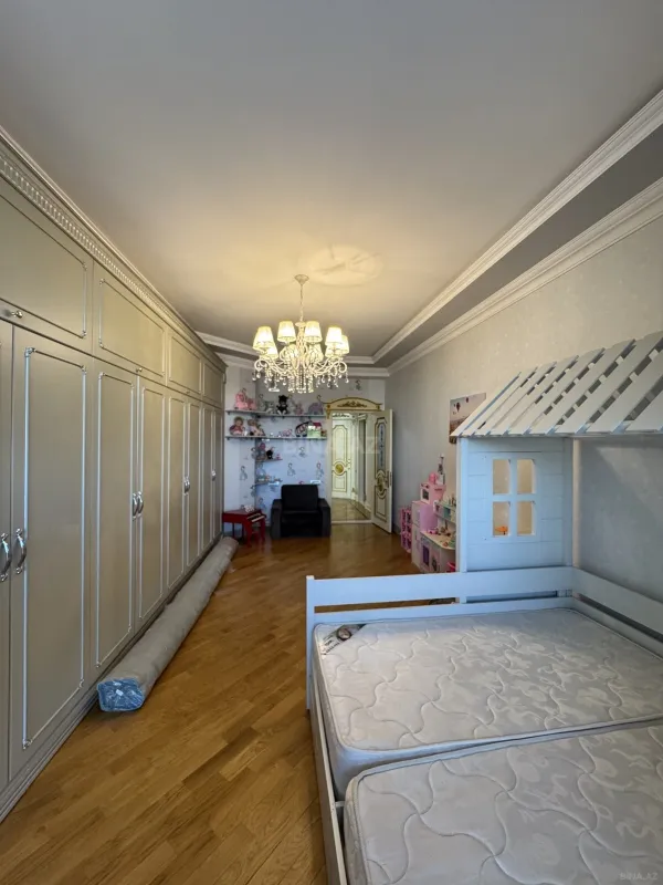 Satılır 4 otaqlı mənzil 285 m²