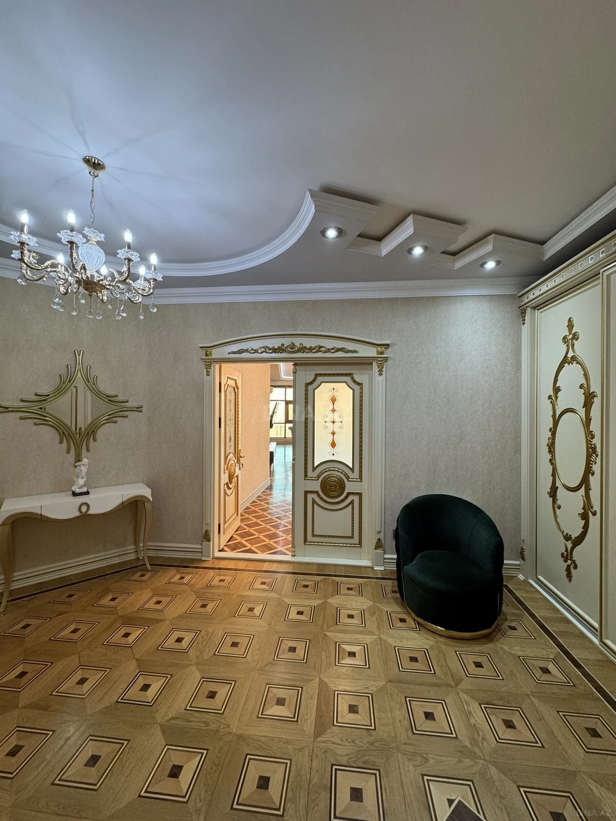 Satılır 4 otaqlı mənzil 285 m²