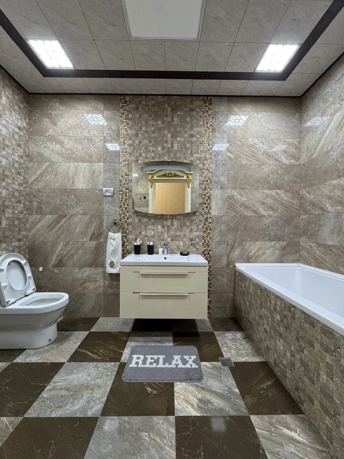 Satılır 4 otaqlı mənzil 285 m²